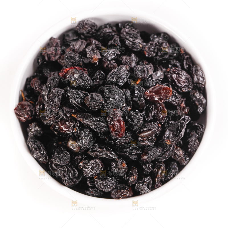 碟子里装着黑葡萄干