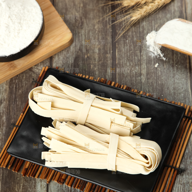 盘子里装着宽面条