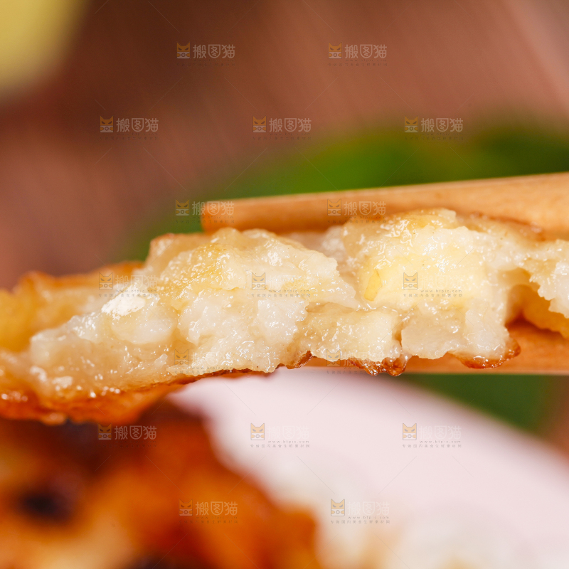 筷子夹着土豆饼