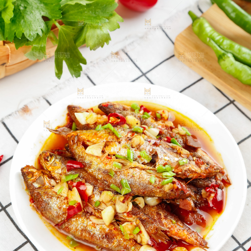 盘子里装着香煎小刁鱼