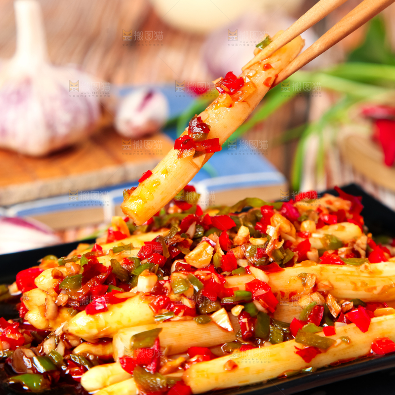 盘子里装着香辣茄子