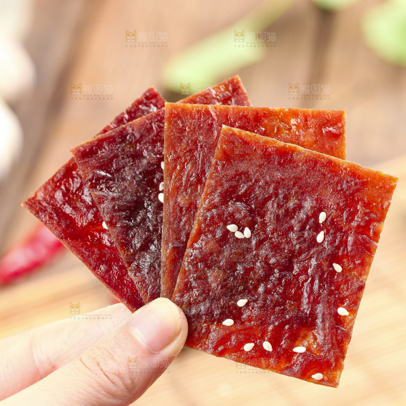 手里拿着肉脯