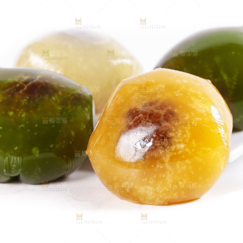 白底上摆放着青团