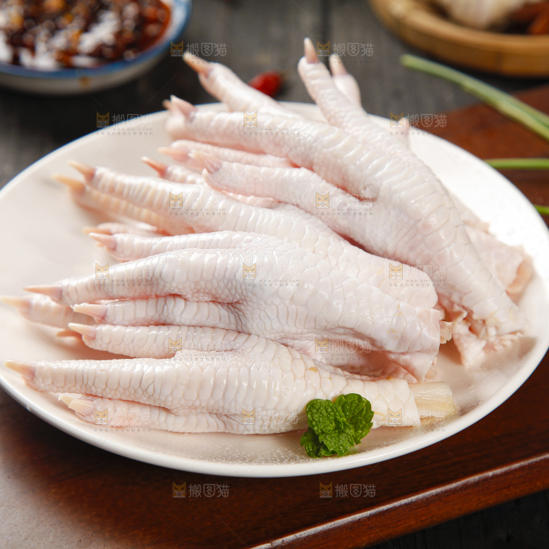 盘子里装着鸡脚