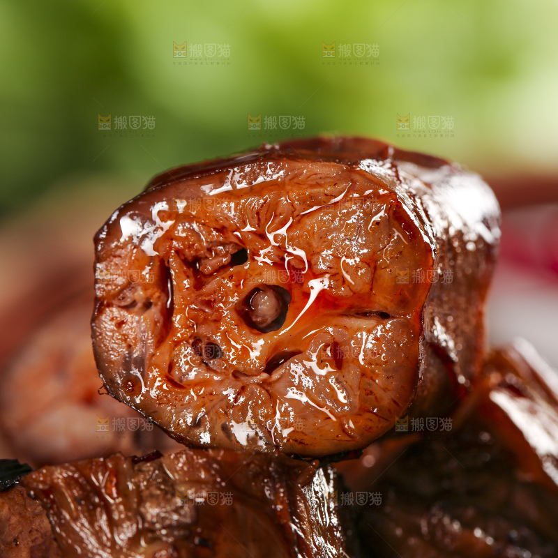 盘子里装着香辣鸭脖
