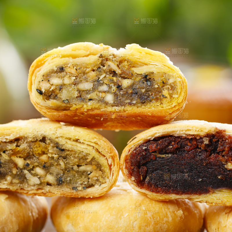 木板上的酥皮月饼