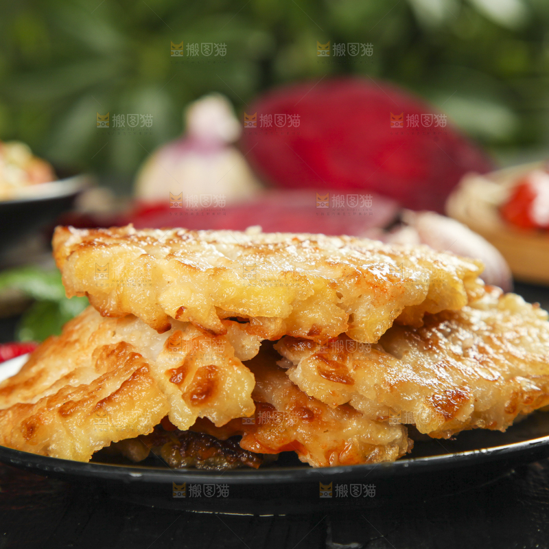 盘子里装着土豆饼