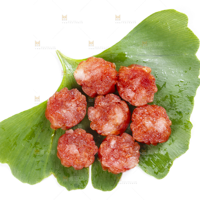 绿叶上放着切块的小香肠