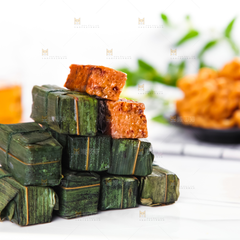 石板上摆放着竹叶糕