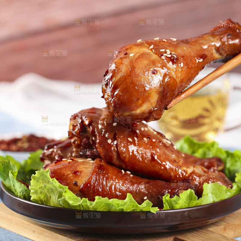 木板上的秘制鸡腿
