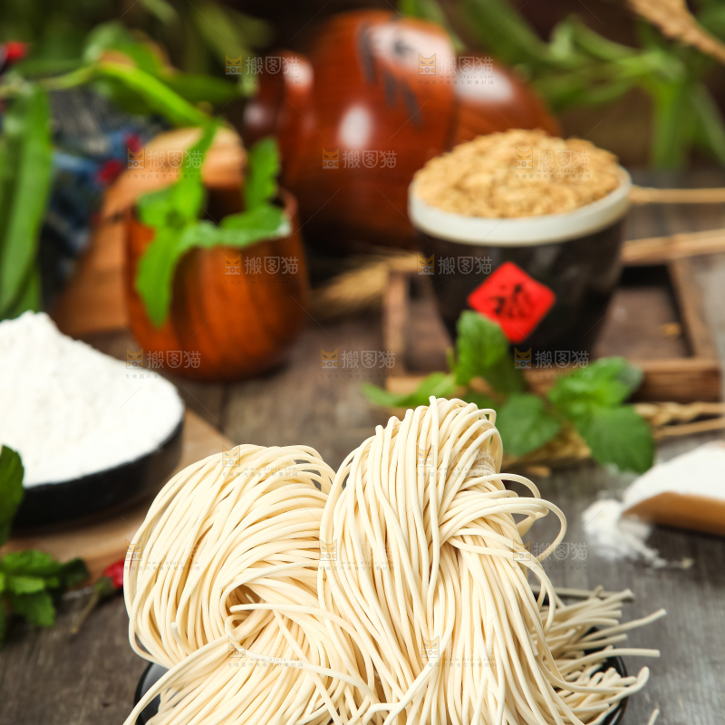 木板上放着一盘手工面条