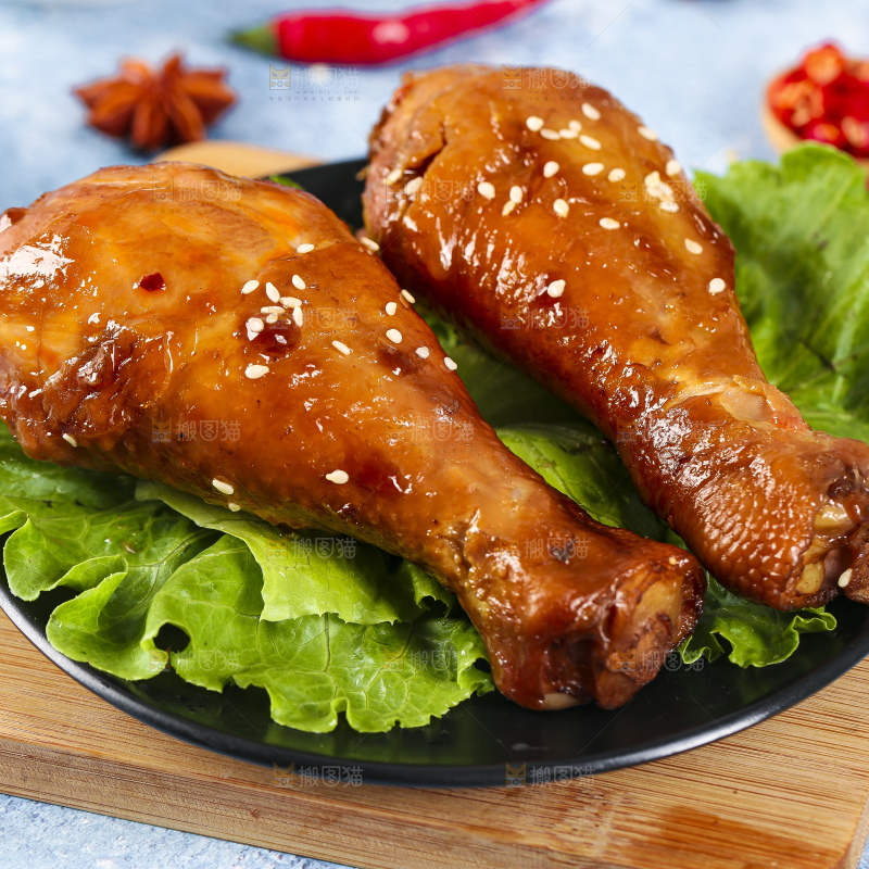 木板上的秘制鸡腿