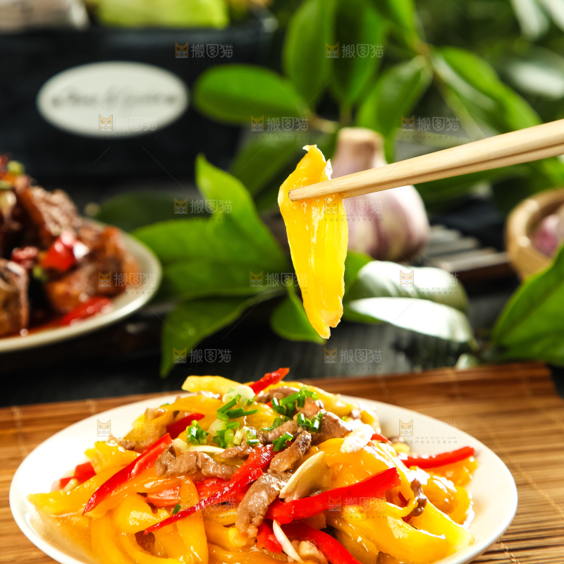 碟子里装着榨菜炒肉