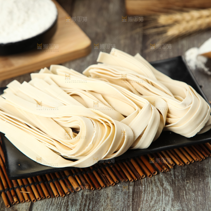 盘子里装着宽面条