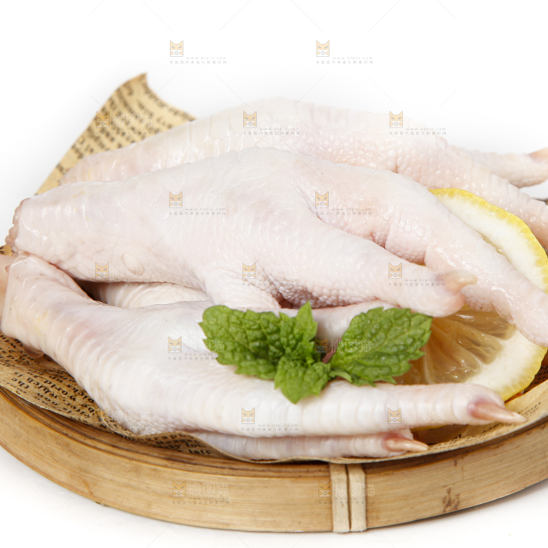 白底上放着一盘鸡爪子