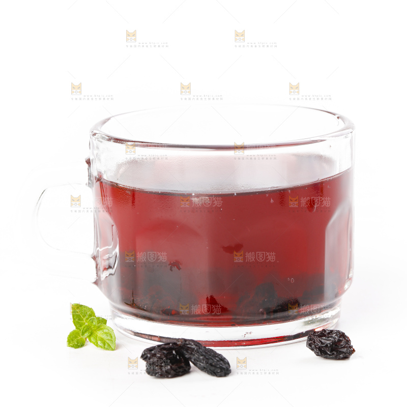 杯子里装着蓝莓果汁