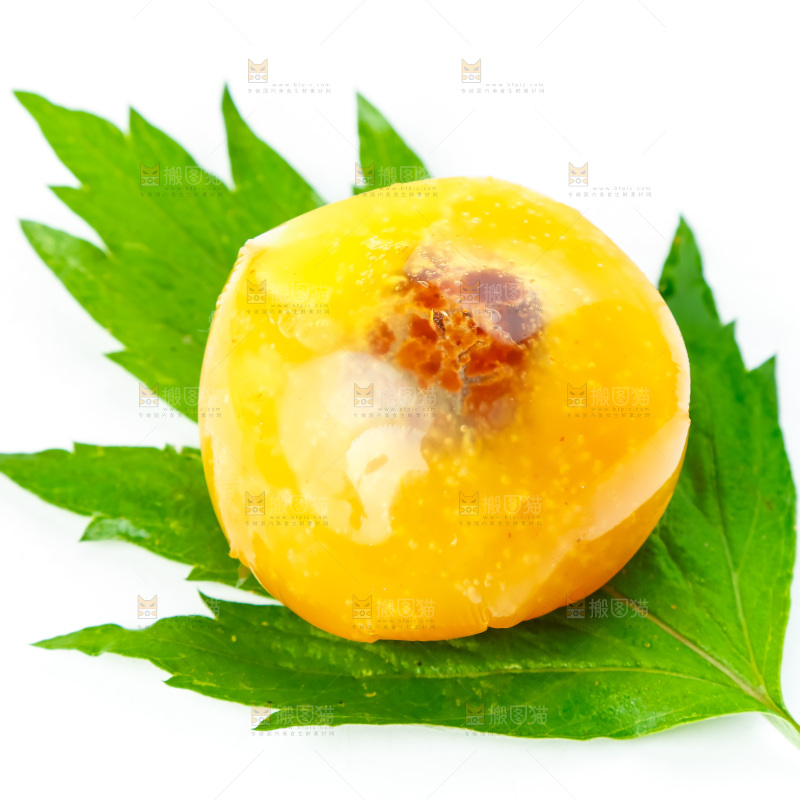 绿叶上放着彩色青团