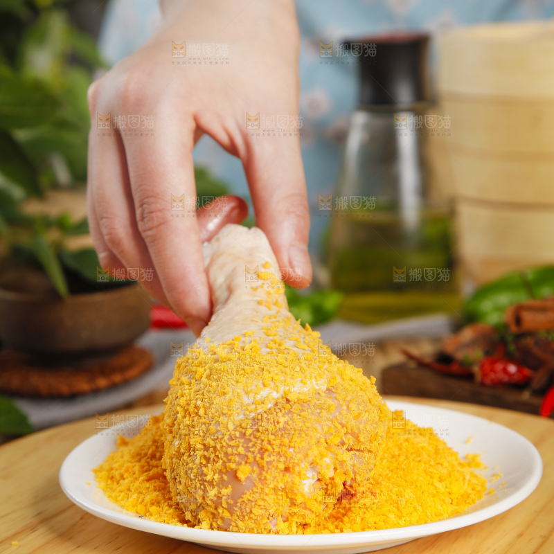 木板上裹着面包糠的鸡腿
