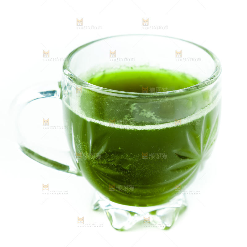 杯子里装着艾草榨的汁