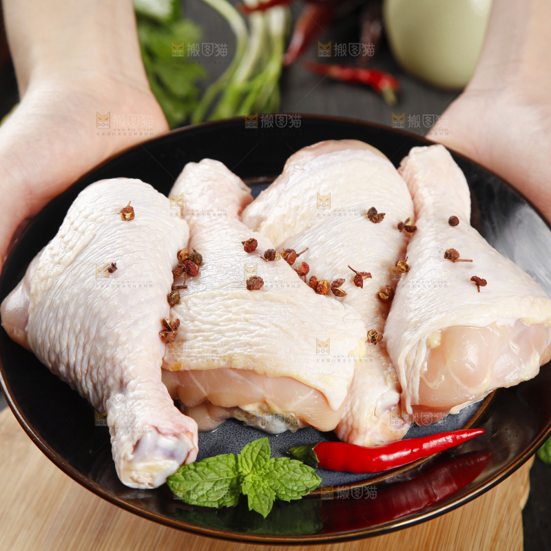 木板上放着一盘新鲜鸡腿