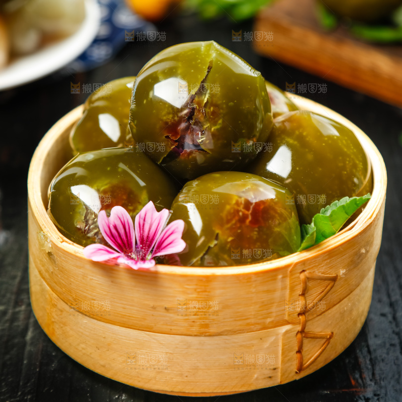 蒸笼里装着艾草青团