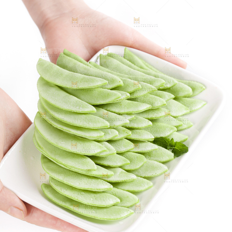 手里拿着一碟扁豆角