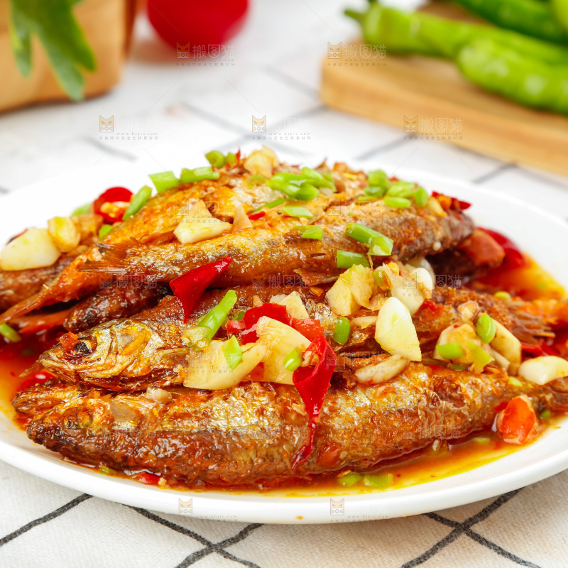 盘子里装着香煎小刁鱼