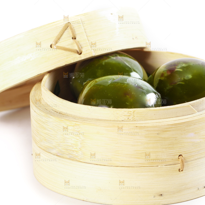 蒸笼里放着艾草青团