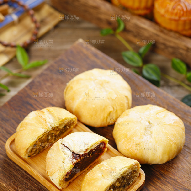 木板上的酥皮月饼