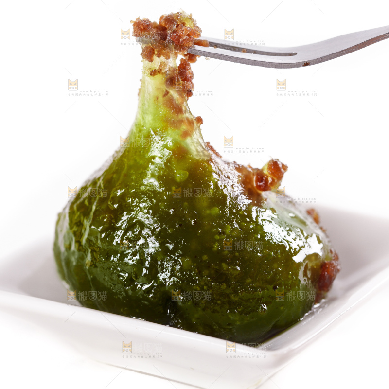 碟子里装着艾草青团