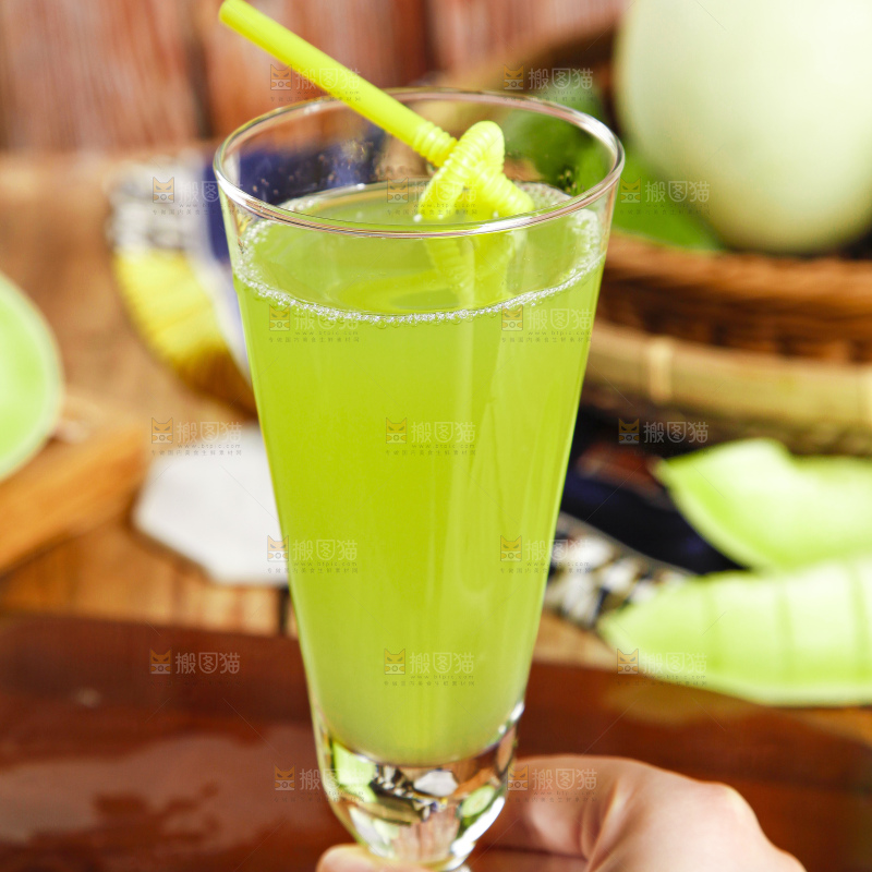 杯子里装着玉菇甜瓜榨的果汁
