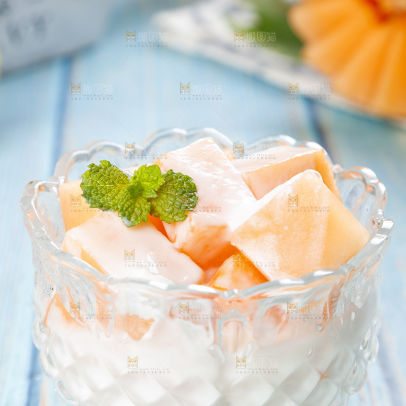 杯子里装着牛奶哈密瓜