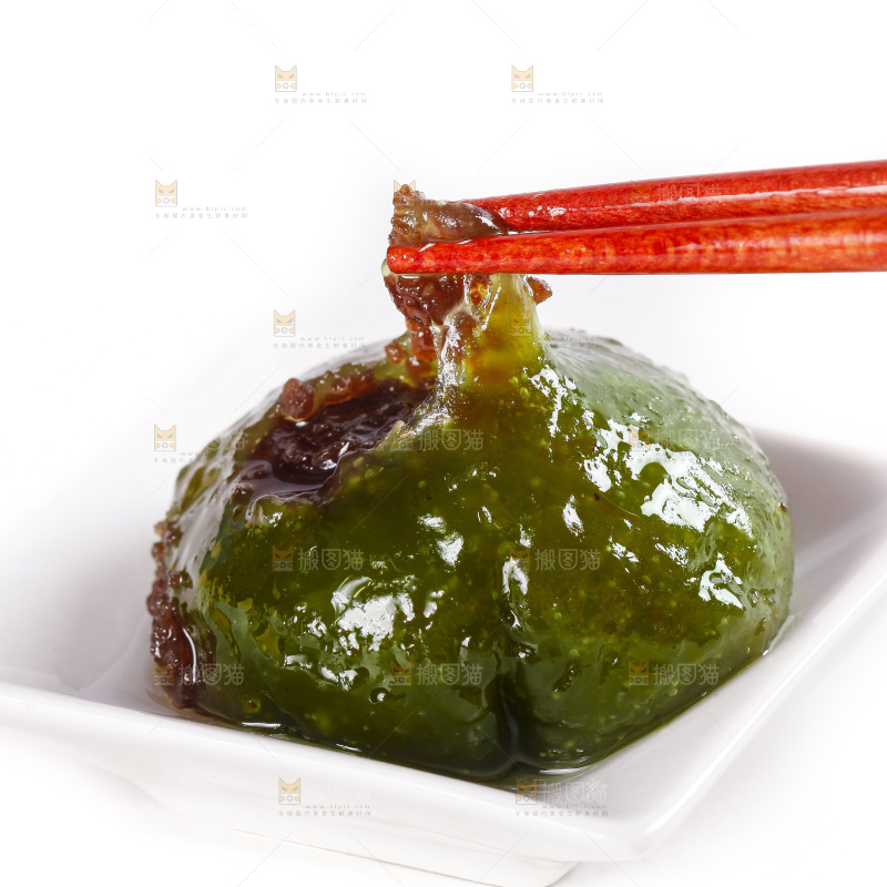 碟子里装着艾草青团