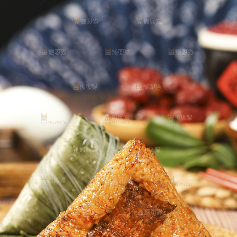 木底上放着肉粽