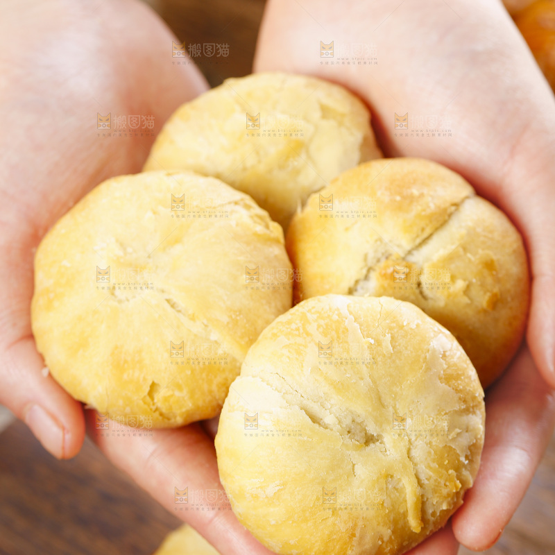 手里拿着五仁月饼