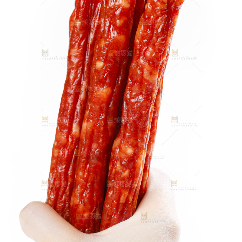 手里拿着小香肠