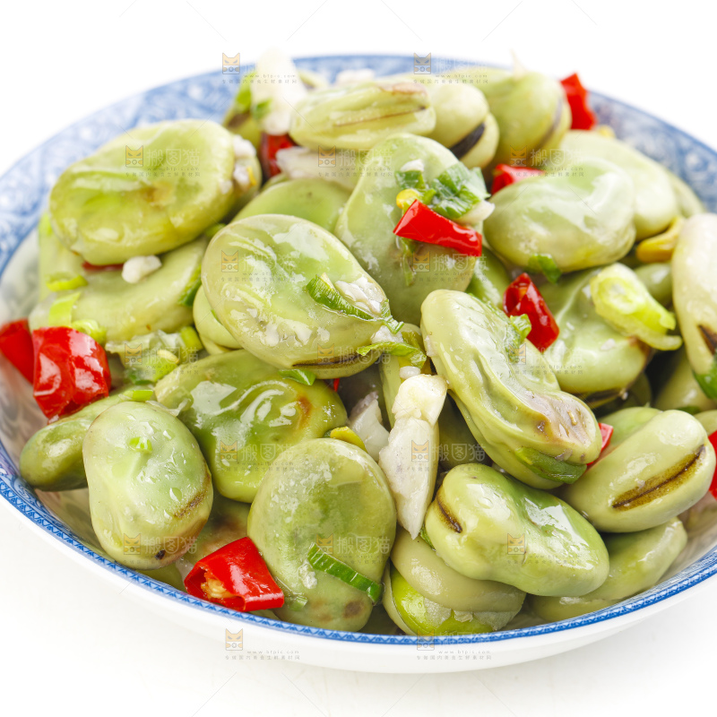 盘子里装着葱油蚕豆