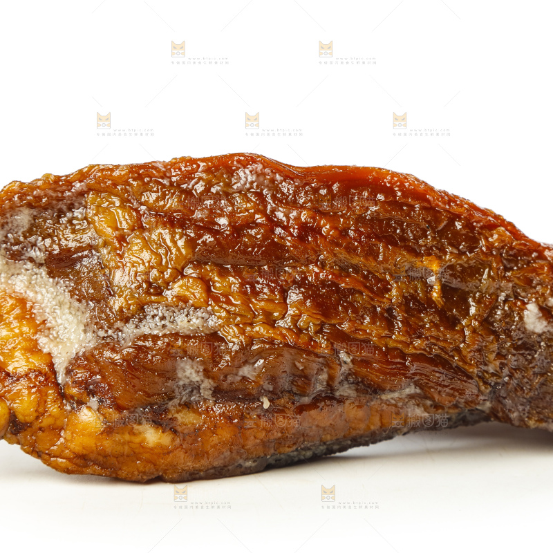 白底上摆放着柴火腊肉