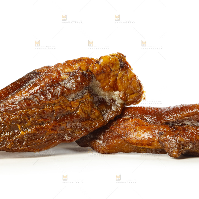 白底上摆放着柴火腊肉