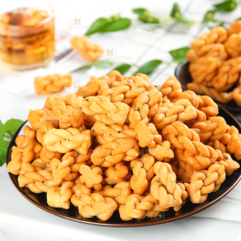 盘子里装着小麻花