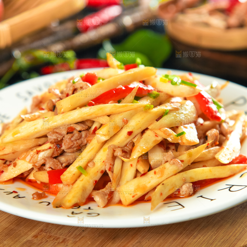 盘子里装着土豆炒肉