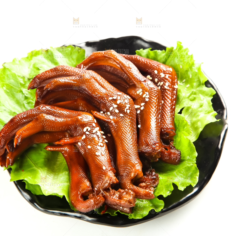 白底上放着一盘红烧鸭掌