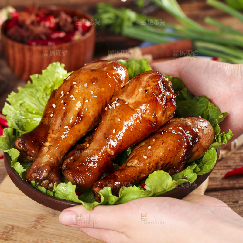 木板上放着一盘红烧鸡腿
