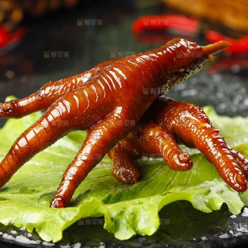 石板上放着酱香鸡爪