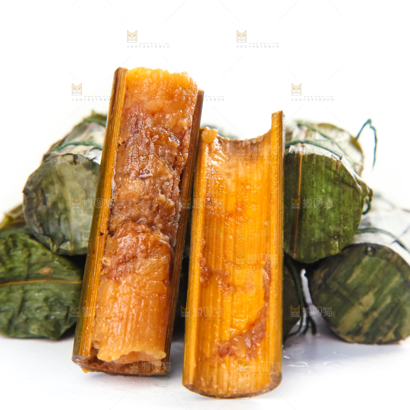 白底上放着竹筒肉粽