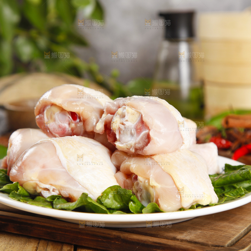 板子上放腌鸡腿