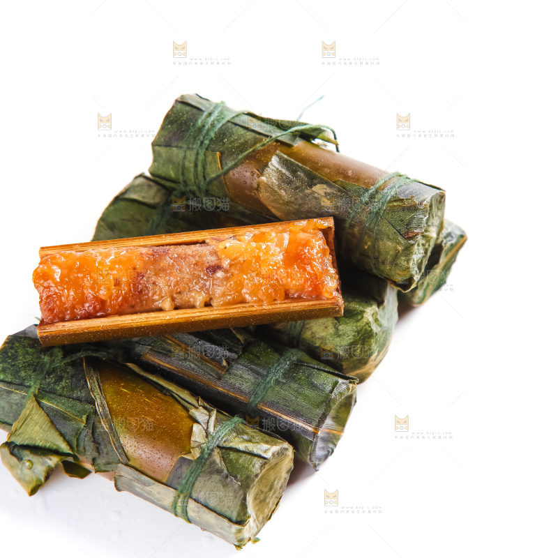 白底上放着竹筒肉粽