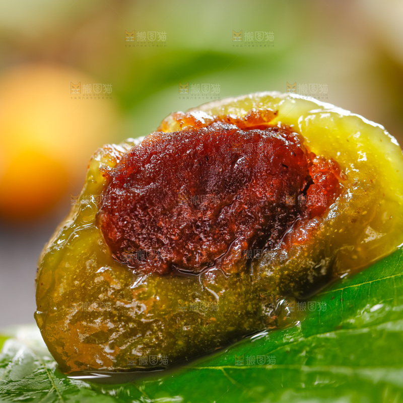 绿叶上放着艾草团
