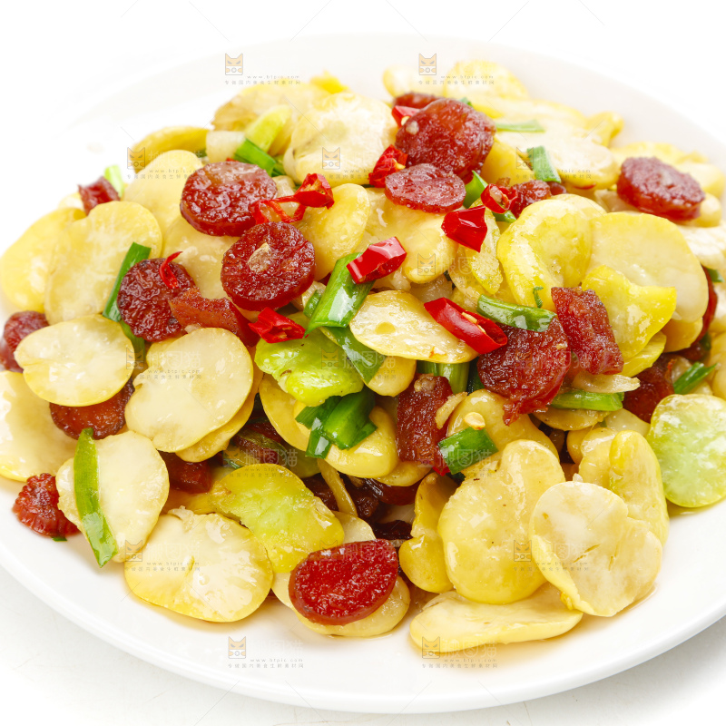 盘子里装着蚕豆米炒香肠