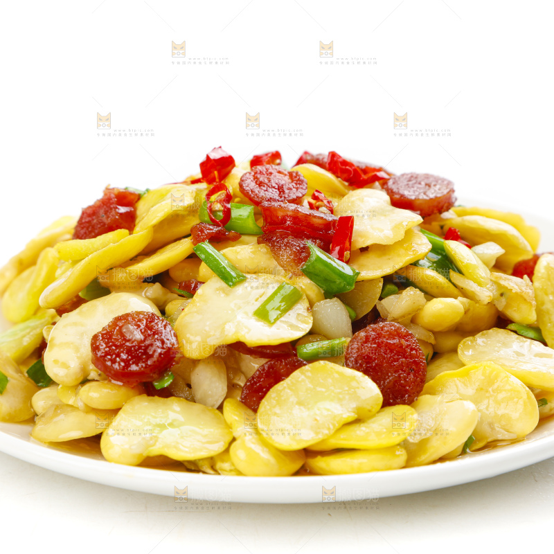 盘子里装着蚕豆米炒香肠